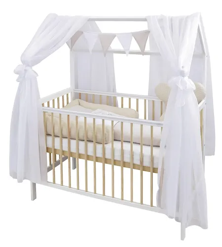 Baby-Delux Hausbett Kinderbett Gitterbett Weiß Natur 60x120 mit Matratze und Himmel - Kiefer-Massivholz Kinderbett in Weiß/Natur mit herausnehmbaren Sprossen und 3-fach höhenverstellbarem Lattenrost. Inkl. abnehmbarer Matratze und Chiffonhimmel für ein gemütliches Ambiente.
