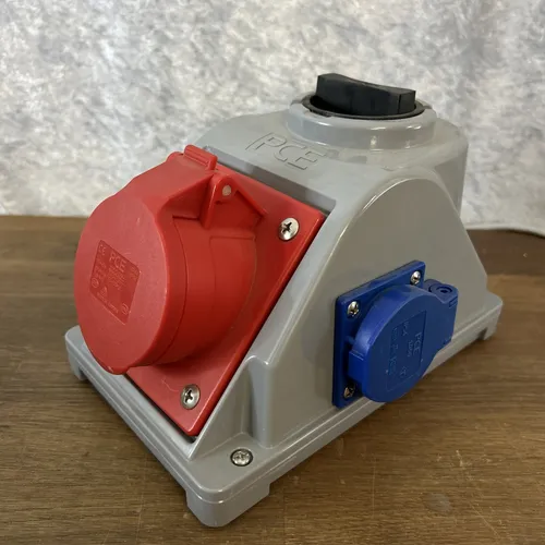 Kopp CEE-Kombi-Wandsteckdose 3- und 5-polig 16A - Steckdosen & Zubehör, vielseitige Wandsteckdose für sichere Elektroinstallationen in Gewerbe und Industrie