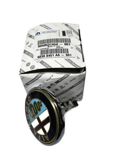 Alfa Romeo Heckstoßstange Original Emblem 159 Mito - Original Emblem für Heckklappe, passend für 159 Mito ab 12/2005. Hochwertige Verarbeitung für ein perfektes Finish und Wiederherstellung des Fahrzeugdesigns.