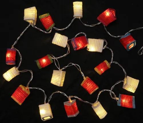 20er LED Lichterkette Lampions - Rot/Weiß - Weihnachtsbeleuchtung mit 20 festlichen Lampions, ideal für stimmungsvolle Abende in geschlossenen Räumen. Fair gehandelt in Thailand und energieeffizient.