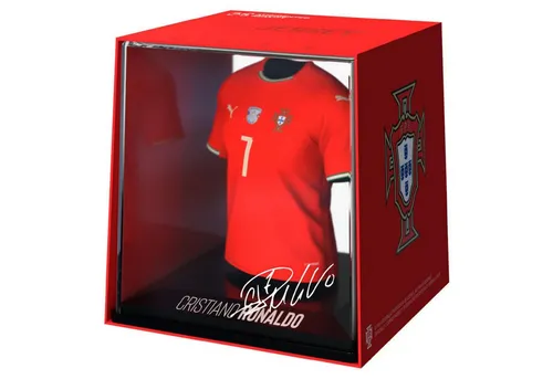 Portugal Cristiano Ronaldo Mini T-Shirt Figur - Die Portugal Cristiano Ronaldo Mini T-Shirt Figur von Banbo Toys begeistert Fans des Fußballstars. Detailgetreu und kompakt, ideal zum Sammeln oder Dekorieren. Hochwertige Verarbeitung bringt ein Stück Fußballkultur in Ihr Zuhause.