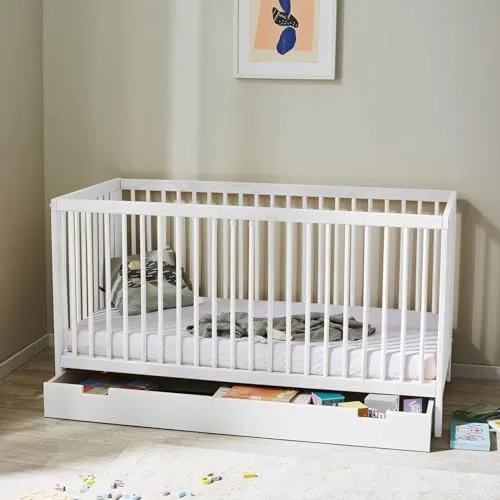 Babybett Kinderbett Gitterbett 70x140 - Höhenverstellbar & Mit Schublade - Praktisches Babybett aus stabilem Buchenholz, inklusive atmungsaktiver Matratze und herausnehmbaren Sprossen. Ideal von Geburt bis 6 Jahre, Made in Europe für maximale Sicherheit.