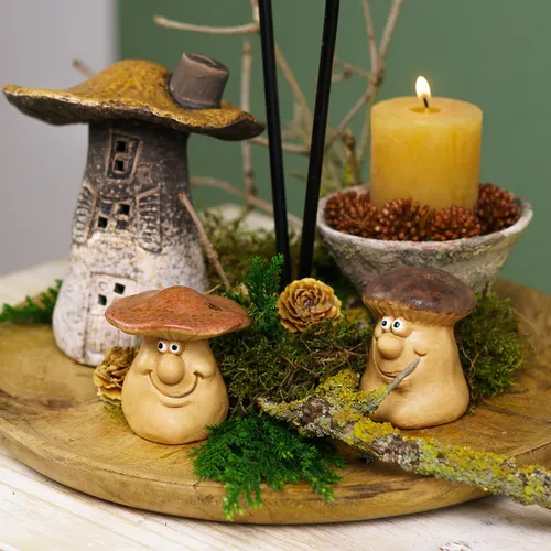 Herbstdeko mit Igel, Pilzen und Blumensteckern für Fenster und Tisch - Wunderschöne Herbstdeko im Landhausstil, ideal für Fenster und Tisch. Aus robustem Kunststoff gefertigt, sorgt diese Dekoration mit einer Höhe von 12 cm für eine gemütliche Stimmung.