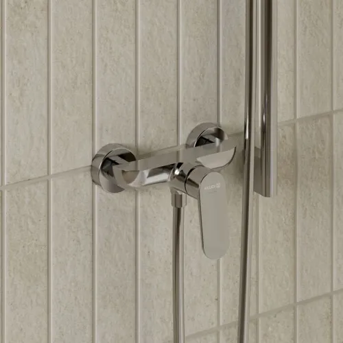 KLUDI-X1 Duscharmatur - Einhandmischer für Wandmontage - Badewannen- & Duschsysteme mit hochwertiger Keramikkartusche für präzise Temperaturkontrolle und einfache Reinigung dank glänzender Chromoberfläche.