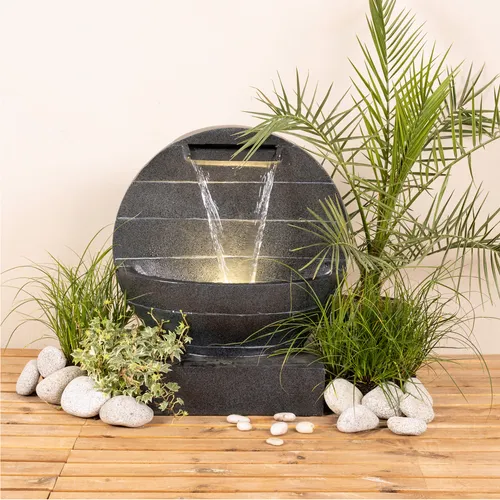 Gartenbrunnen mit Wasserfall