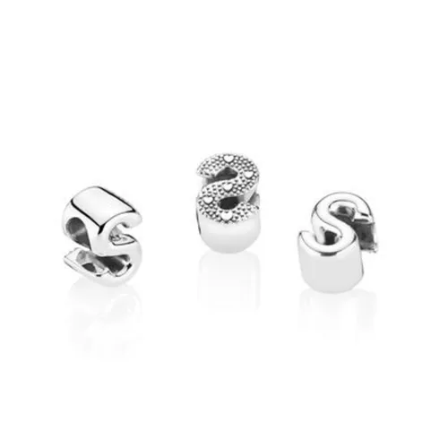 PANDORA Moments Buchstabe S Charm - Bead Charm für Damen aus wendbarem Sterling-Silber mit geprägten Herzen, ideal um persönliche Botschaften oder Initialen stilvoll zu präsentieren.