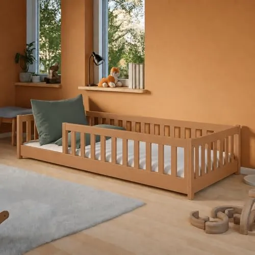Montessori Kinderbett 80x180 cm mit Rausfallschutz, Matratze & Lattenrost | Zimt - Braun - Dieses stilvolle Montessori Kinderbett bietet Sicherheit und Komfort für Ihr Kind. Mit einer niedrigen Liegehöhe fördert es die Selbstständigkeit und ermöglicht ein einfaches Ein- und Aussteigen. Ideal für entspannte Nächte und aufregende Spielzeiten!
