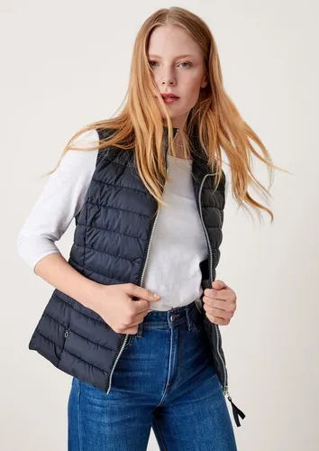 s.Oliver Leichte Weste mit Steppung und Stehkragen navy 42 - Funktionsjacke mit Stehkragen, leicht gefüttert für Wärme und Komfort an kühlen Tagen. Praktische Taschen bieten sichere Aufbewahrung. Ideal für sportliche Looks und vielseitig kombinierbar.