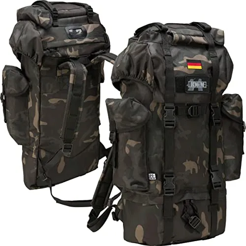 BWuM Bundeswehr Kampfrucksack 65L mit Patch & Flagge - Darkcamo - Originalgetreues, wasserabweisendes Modell mit 65L Volumen und vielen Fächern. Ideal für Outdoor-Aktivitäten, inklusive Deutschlandflagge und BWuM Logo Patch. Robuste, gepolsterte Ausführung für hohen Tragekomfort.