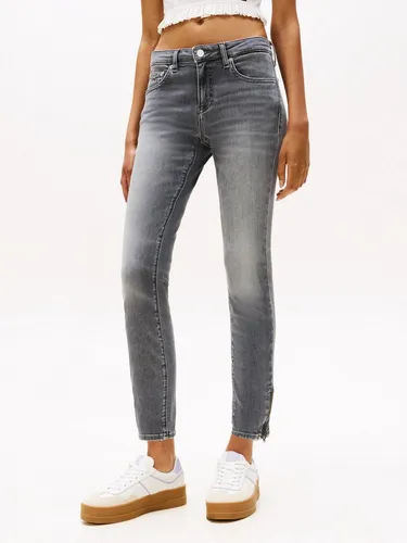 Tommy Jeans Damen Jeans Hose Sophie Low Rise, Grau (Denim Grey) - Jeans im 5-Pocket-Style mit optimaler Passform und hohem Tragekomfort, ideal für Büro und Alltag. Der Stretchanteil sorgt für Bewegungsfreiheit und die gestickte Tommy Jeans Flag setzt einen coolen Akzent.