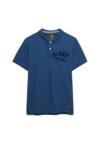 Superdry Herren Vintage Athletic Poloshirt Buchtblau XXL - Klassisches Poloshirt mit lockerer Passform für optimalen Komfort. Perfekt kombinierbar mit Jeans oder Chinos, ideal für jeden Anlass. Applizierter Text und charakteristische Labels verleihen dem Shirt einen besonderen Look.