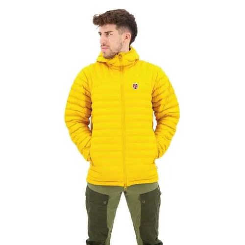 Fjällräven Expedition Lätt Hoodie Men Mustard Yellow (XL) - Leichte Jacke mit synthetischer Isolierung, ideal für Winteraktivitäten. PFC-frei und nachhaltig produziert, bietet sie optimalen Schutz bei Nässe und hält warm.