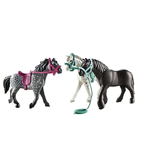 PLAYMOBIL 70999 3 Pferde: Friese, Knabstrupper & Andalusier - Ideal für kleine Pferdefans! Das Set enthält 3 detailreiche Pferde und fördert kreatives Spielen. Altersgerechte Größe und abgerundete Kanten sorgen für sicheren Spielspaß ab 4 Jahren.