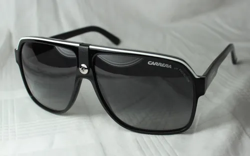 Carrera Error 33 Sonnenbrille - Sonnenbrille für Damen, stylisches Design in 8V6/9O BKCRYGREY BK, inkl. schützendem Etui für optimalen Schutz und Stil.