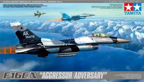 Tamiya 61106 F-16C/N Aggressor/Adversary 1/48 - Modellbausatz - Flugzeuge, detailgetreuer 1:48 Bausatz für Flugzeugliebhaber, ideal für präzise Modellbauprojekte.