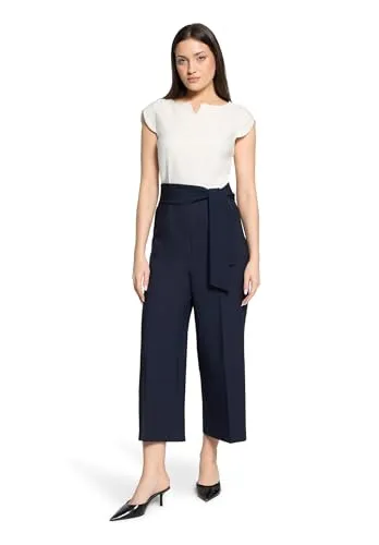 Betty Barclay Damen Jumpsuit mit Eingrifftaschen – Patch Dark Blue/Cream - Figurumspielender Damen Jumpsuit mit Rundhals-Ausschnitt und praktischen Eingrifftaschen. Ideal für einen femininen Look in Kombination mit Stil und Komfort.