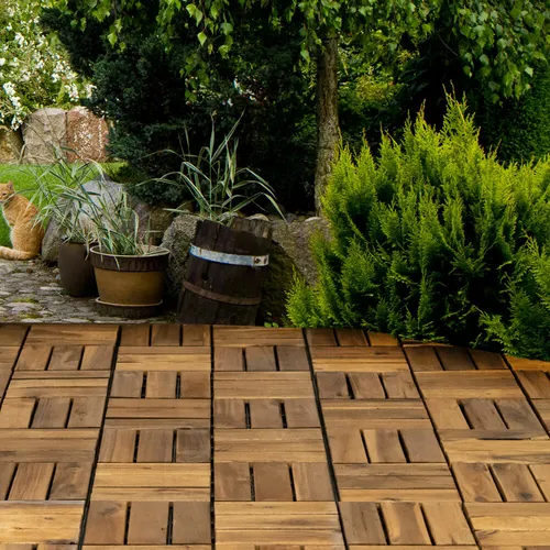 Holzfliese Akazie 30 x 30 - Rutschfeste Klickfliesen für Balkon und Terrasse - Außenanbau mit wetterfesten Akazienholzfliesen, die durch ein einfaches Klicksystem verlegt werden und eine rutschfeste Oberfläche bieten.