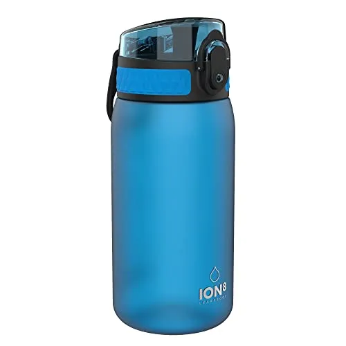 ion8 Kinder Trinkflasche, 350ml, Auslaufsicher, Einhandöffnung, Sichere Verriegelung, Spülmaschinenfest, BPA-frei, Tragegriff, Klappdeckel, Leicht zu Reinigen, Klimaneutral, Blau