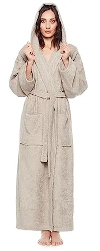 Arus Damen-Bademantel mit Kapuze, wadenlang, 100% Baumwolle, Latte - Der wadenlange Damen-Bademantel aus hochwertiger Baumwolle mit Kapuze bietet Komfort und Funktionalität. Ideal für Saunabesuche oder entspannte Momente zu Hause. Praktische Taschen und ein eleganter Schnitt machen ihn zum perfekten Begleiter.