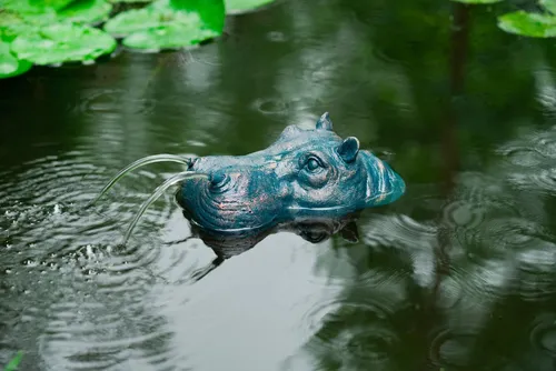 Ubbink Wasserspeier Hippo - Teichdekoration, schwimmt auf dem Wasser und sorgt für ein beruhigendes Plätschern im Garten, ideal für Outdoor-Umgebungen.