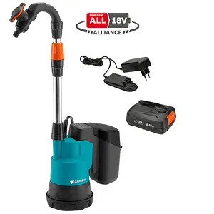 GARDENA Akku-Regenfasspumpe 2000/2 18V P4A Set - Wasserpumpen, mobile und kabellose Lösung für effiziente Regenwassernutzung mit einer maximalen Förderhöhe von 20 m und IP X8 Schutz.