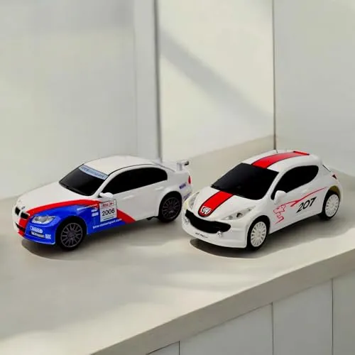 RC ferngesteuerte mini Autos inkl. 213-teilige Rennstrecke im lizenzierten Design, Kompatibel mit BMW vs Peugeot 207 WRC f. Duelle, Maßstab 1:40, Spielzeug Fahrzeug m. LED-Beleuchtung und Rennbahn 2 x