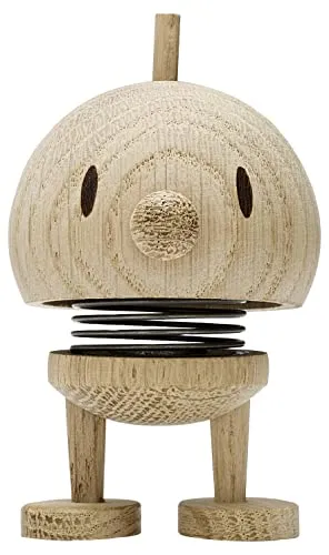 Hoptimist Small Woody Bumble aus Eiche natur - Figuren & Skulpturen, handgefertigt aus Holz, bringt Freude und einen Hauch von Nostalgie in jedes Zuhause.