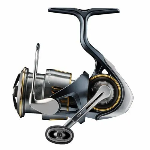 Daiwa 23 Airity PCLT3000 Spinnrolle - Hochwertige Angelrolle von Daiwa mit nur 185g Gewicht, ideal für Spinnfischen. Ausgestattet mit ATD-Bremskonstruktion für einen ruhigen Lauf.