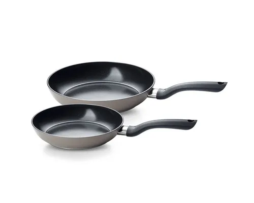 FISSLER Bratpfannen-Set ESSENTIAL 24 + 28 cm grau - Zweitesiliges Bratpfannenset für alle Herdarten: elektrisch, gas und induktion. Die pflegeleichte Keramikbeschichtung sorgt für ein angenehmes Braten ohne Anhaften.