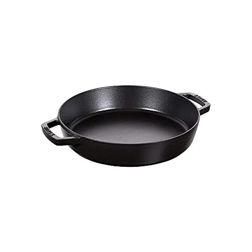 STAUB Gusseisen Bratpfanne 20 cm mit zwei Griffen - Hochwertige Gusseisenpfanne für alle Herdarten, ideal zum Anbraten und Schmoren. Die matte schwarze Emaillierung sorgt für optimale Wärmeverteilung und intensiven Geschmack.