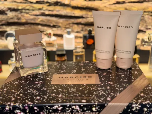 Narciso Rodriguez Narciso Poudrée Geschenkset - Damendüfte: Edles Geschenkset mit 50 ml EDP, 50 ml Körperlotion und 50 ml Duschgel, das Ihre feminine Eleganz unterstreicht und für ein sinnliches Dufterlebnis sorgt.