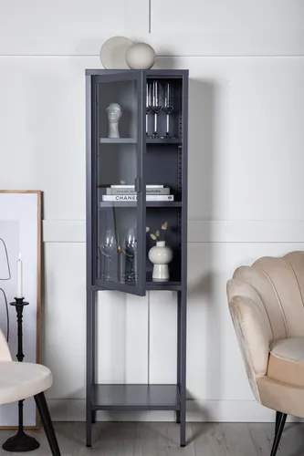 Misha Vitrinenschrank 1 Tür, 4 Ablagen, grau - Kommode im modernen industriellen Design aus pulverbeschichtetem grauem Stahl mit Glastür, ideal zur stilvollen Aufbewahrung von Geschirr und Dekoration.