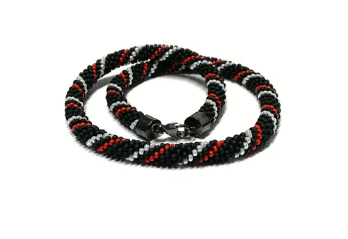 Handgefertigte Kette aus gehäkelten Glasperlen mit 925 Silberverschluss - Elegante Halskette aus hochwertigen Glasperlen und einem robusten Silberverschluss. Ein einzigartiges Schmuckstück für jeden Anlass, das Stil und Individualität vereint.