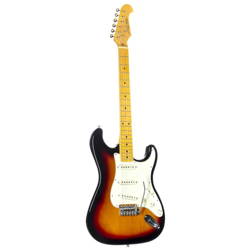 J & D E-Gitarre ST Vintage Deluxe MN Sunburst – Klassische Klänge für Einsteiger und Profis - Die J & D E-Gitarre im Sunburst-Finish bietet einen massiven Erle-Korpus und einen geschraubten Canadian Rock Maple Hals für optimalen Spielkomfort. Ideal für ambitionierte Einsteiger und als Zweitinstrument.