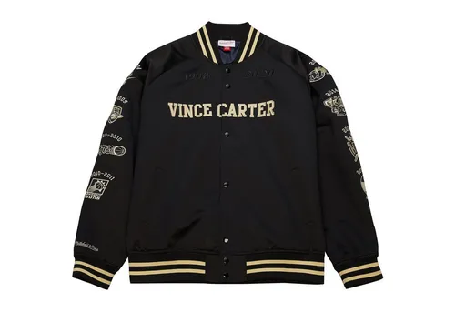M&N Varsity Satin Jacke - HALL OF FAME Vince Carter - S - Schwarz - Stylische Satin Jacke aus der NBA Hardwood Classics Collection. Hochwertige, gestickte Logos und Druckknöpfe sorgen für einen modernen Look. Ideal für Fans und modebewusste Träger. Obermaterial und Futter aus 100% Polyester.