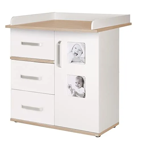 roba Wickelkommode 'Pia' mit Wickelansatz und 2 Bilderrahmen - Wickeltisch in modernem Design, mit abnehmbarem Wickelansatz und rückenschonender Höhe. Praktische Einteilung mit 3 Schubladen und 1 Tür für einfachen Zugriff auf Babyutensilien.