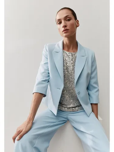 Eleganter Kurzblazer von MORE & MORE - Stylischer taillierter Kurzblazer mit klassischem Revers und 3/4-Ärmeln. Perfekt für Business-Looks oder lässige Outfits. Das angenehme Material sorgt für Komfort und der zarte Blauton bringt sommerliche Frische in jedes Outfit.