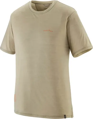 Patagonia Cap Cool Merino Graphic Shirt L Beige - Beige Merinoshirt für Männer in Größe L mit modernem Print. Ideal für Wandern und Reisen, bietet es hervorragenden Stretch und Tragekomfort. Entdecken Sie weitere Patagonia Angebote bei Bergfreunde.de!