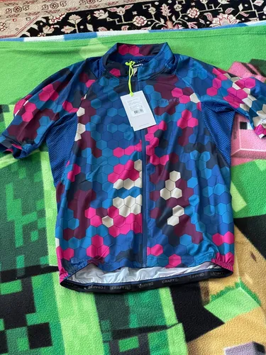 Craft Radsport Trikot Gr. M Herren - Multi-Plava ADF Endur Graphic Jersey - Tops, T-Shirts & Trikots für Herren, ideal für Radsport mit auffälligem Grafikdesign und optimalem Tragekomfort.