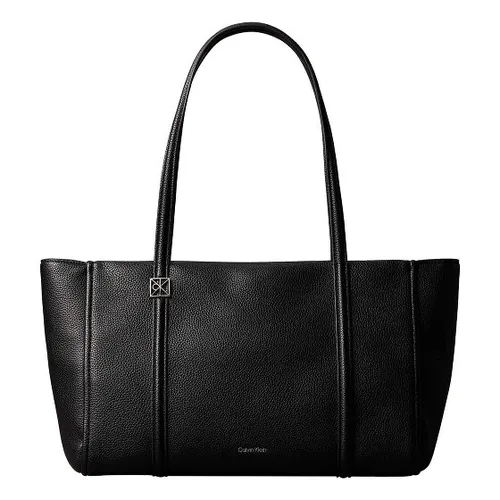 Calvin Klein Emblem Pebb - Eleganter Shopper in Schwarz - Stilvoller Shopper von Calvin Klein mit feinkörniger, pflegeleichter Oberfläche. Perfekt für den Alltag, bietet viel Platz und hohen Tragekomfort dank der langen Henkel. Ideal für modebewusste Frauen.