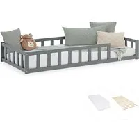 Homestyle4u Kinderbett Grau mit Rausfallschutz 90x200 cm - Modernes Bodenbett in Grau mit stabiler Kiefernholzkonstruktion und niedrigem Einstieg. Inklusive Lattenrost und Matratze – ideal für sicheres Schlafen und Wohlfühlen im Kinderzimmer.