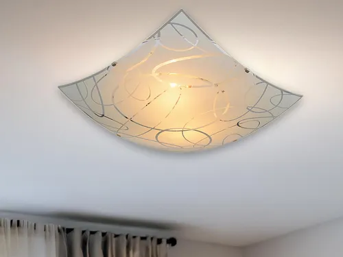 TRIO LIGHTING Deckenleuchte Spirelli Quadrat 40x40cm - Moderne Deckenleuchte mit Glasdekor in Kreisdesign, ideal für stilvolle Wohnräume und schafft eine angenehme Atmosphäre.