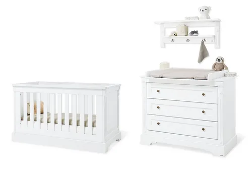Pinolino® Babymöbel-Set 'Emilia' 3-tlg. inkl. Wandregal - Romantisches 3-teiliges Kinderzimmer-Set 'Emilia' in edlem Weiß. Inklusive höhenverstellbarem Bett und breiter Wickelkommode mit Soft-Close-Funktion. Ideal für die langanhaltende Nutzung im Babyzimmer.
