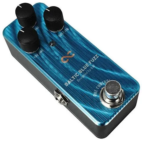 One Control Baltic Blue Fuzz - Fuzz Effektpedal - Effektgeräte für Gitarre & Bass, moderne Interpretation eines Big Muff mit crispem Sound und Vintage-Charakter, ideal für kreative Klanggestaltung.