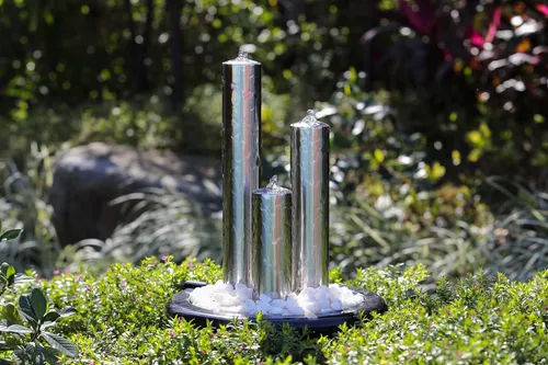 Köhko 79 cm Springbrunnen 22001 aus gebürstetem Edelstahl mit LED-Beleuchtung - Freistehender Springbrunnen mit 3 eleganten Edelstahl-Säulen, ideal für Garten oder Terrasse. Inklusive LED-Beleuchtung und geschlossenem Wasserkreislauf für stimmungsvolle Akzente.