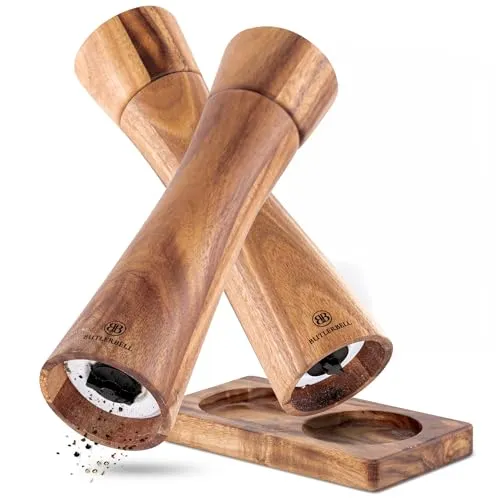 BUTLERBELL® Salz und Pfeffermühle Holz inkl. Untersetzer | 2er Set Gewürzmühle mit verstellbarem Keramikmahlwerk | Edle Salzmühle & Pfeffermühle aus hochwertigem Akazienholz