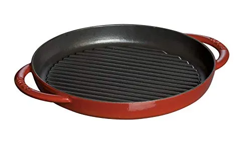 Staub Grillpfanne rund (26 cm) - Gusseisenpfanne in kirschrot, induktionsgeeignet und mit mattschwarzer Emaillierung, ideal für energiesparendes Grillen und einfache Reinigung.