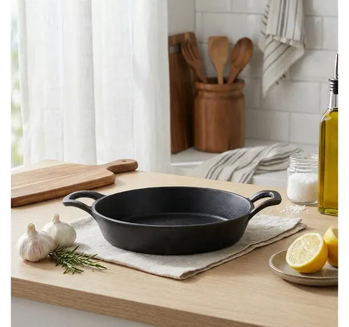 Gusseisen Pfanne rund schwarz mit 2 Griffen, 32 cm - Diese robuste Gusseisenpfanne vereint traditionelles Design mit Funktionalität. Ideal für gleichmäßiges Braten und Servieren, bringt sie rustikalen Charme in jede Küche.