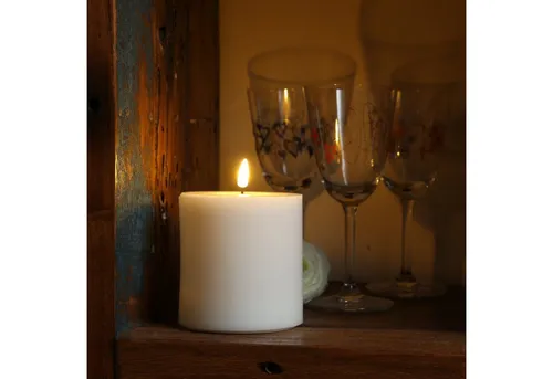 LED Stumpenkerze MIA - Echtwachs mit 3D Flamme - 10cm - Weiß - Kerzen mit realistischem Wachsspiegel und warmweißer LED, ideal für romantische Atmosphäre und über 400 Stunden Betriebsdauer. Perfekt für Tischdekoration oder Fensterbank.