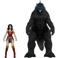 DC Justice League Monsterverse Actionfiguren 2er-Pack: Wonder Woman & Atomic Blast Godzilla 18 cm - Entdecken Sie die detailreichen Actionfiguren aus McFarlanes DC Multiverse. Der 2er-Pack beinhaltet Wonder Woman und Godzilla, ideal für Sammler und Fans. Inklusive Zubehör und Base für beeindruckende Displays.